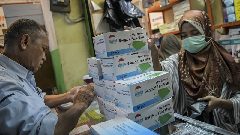 Pedagang melayani calon pembeli masker di Pasar Pramuka, Jakarta, Selasa (4/2/2020). Menurut keterangan pedagang, harga masker di pasar Pramuka mengalami kenaikan yang semula dihargai Rp195.000 hingga ribu Rp250.000 per box naik menjadi Rp1.700.000 tergantung merek, karena mewabahnya virus corona di sejumlah negara./ ANTARA - Galih Pradipta