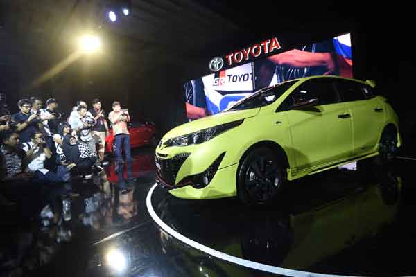 Jurnalis memotret mobil Toyota New Yaris saat diluncurkan di Jakarta, Selasa (20/2). New Yaris yang tampil untuk memenuhi kebutuhan konsumen segmen medium hatchback hadir dengan 6 varian CVT dan MT yang dipasarkan dengan harga Rp235,4 juta - Rp275,9 juta. /ANTARA 