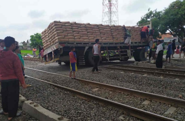  Perjalanan Kereta di Cirebon Terhambat Akibat Truk Semen Rusak di Perlintasan