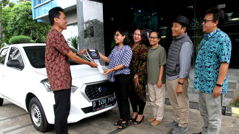 PEMENANG BISNIS INDONESIA WRITING CONTEST 2019, Karya Tentang Keuangan Syariah Diganjar Mobil