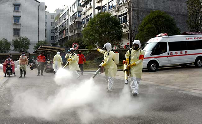 Relawan menggunakan pakaian pelindung saat membasmi kuman di perumahan untuk mengantisipasi wabah virus coronadi Taizhou, Provinsi Zhejiang, China (30/1/ 2020). China Daily via Reuters