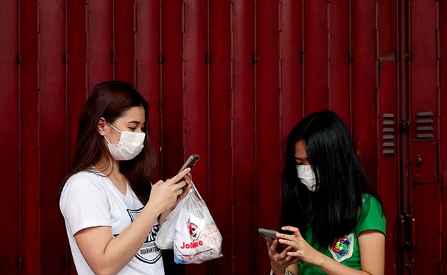 Warga menggunakan masker di Manila, Filipina, (31/1/2020). Warga berebut peralatan medis seperti masker dan alcohol setela pemerintah Filipina mengkonfirmasi kasus virus corona menyebar disana. Reuters/Eloisa Lopez