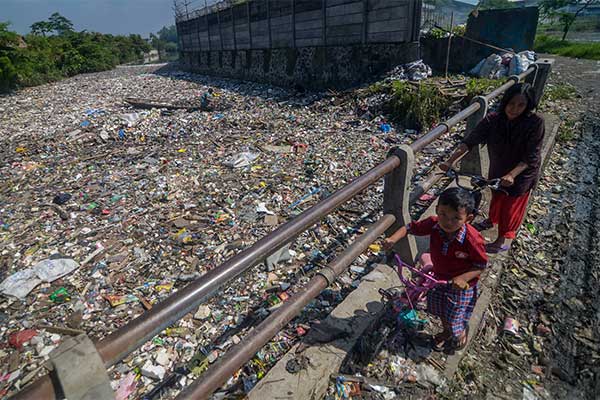 Sampah plastik yang menutupi Sungai Citepus, Bandung, Jabar.  ANTARA FOTO/Raisan Al Farisi