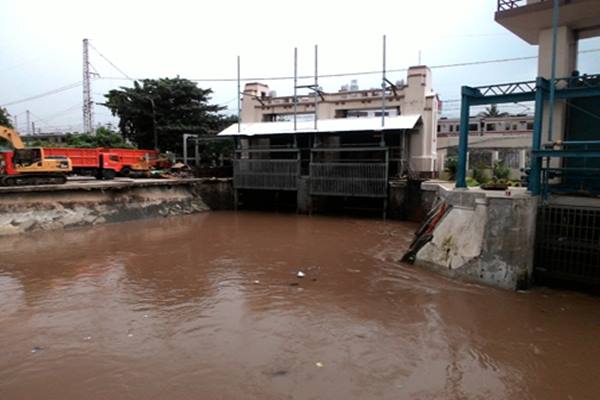  Hujan Guyur Seluruh Jakarta, Pintu Air Manggarai Siaga 2