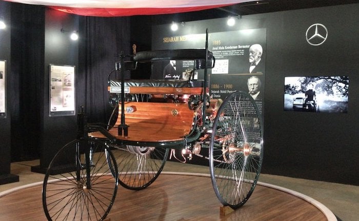 Replika Benz Patent-Motorwagen yang diserahkan kepada Museum Nasional, Jakarta, Sabtu (9/2/2020)/ANTARA-Arindra Meodia.
