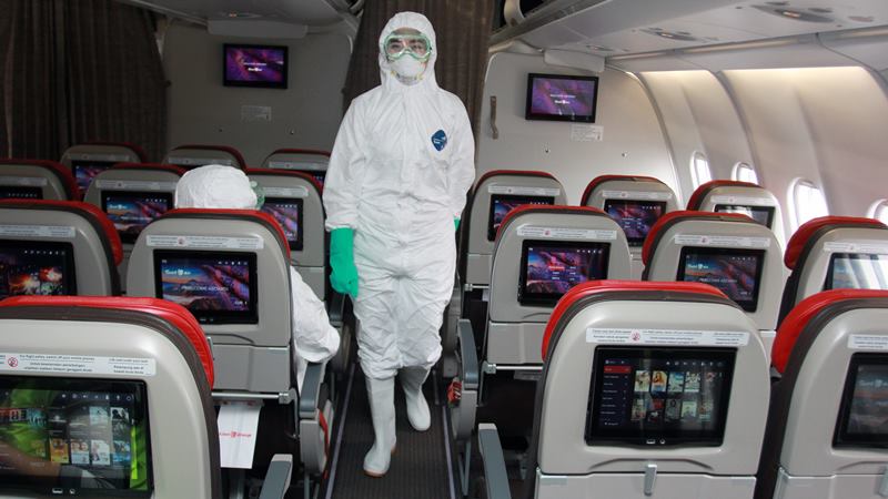Kabin krew dengan mengenakan baju steril melakukan persiapan akhir di dalam pesawat tipe A-330 milik Batik Air ID 8618 yang akan digunakan untuk menjemput Warga Negara Indonesia (WNI) di Wuhan, China, di Bandara Soekarno-Hatta, Tanggerang, Sabtu (1/2/2020)./ ANTARA - Muhammad Iqbal