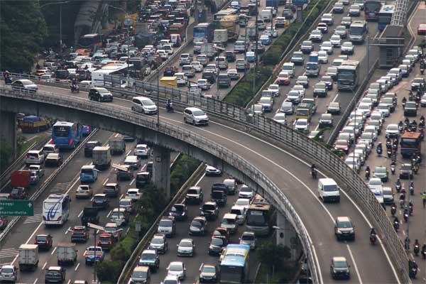 Kendaraan terjebak kemacetan di ruas jalan tol dalam kota, Jalan Gatot Subroto, Jakarta, Selasa (16/5)./Antara-Rivan Awal Lingga