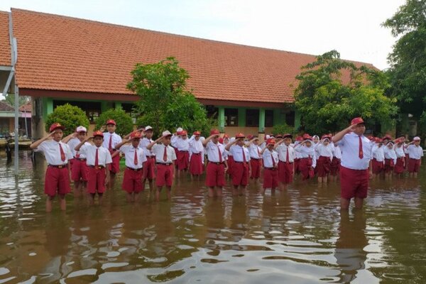  Siswa SD Banjarasri Upacara Bendera Ditemani Banjir