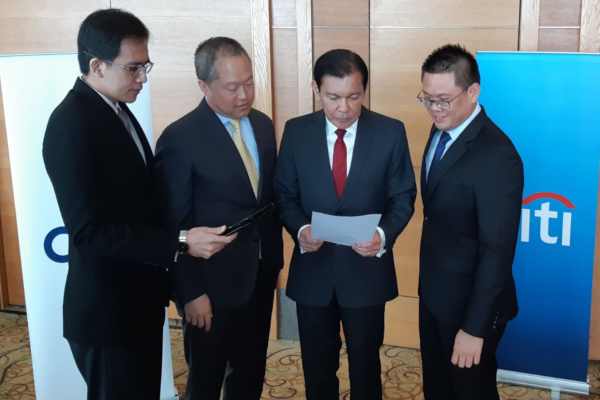 CEO Citibank N.A., Indonesia Batara Sianturi (kedua kanan) bersama jajarannya bersiap memaparkan kinerja keuangan perusahaan kuartal I/2019 di Ritz Carlton, Jakarta, Kamis (9/5/2019).