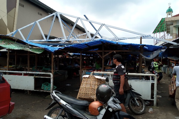  Pedagang Pasar Sumber Keluhkan Pembangunan Lapak Berkanopi di Area Parkir Pasar