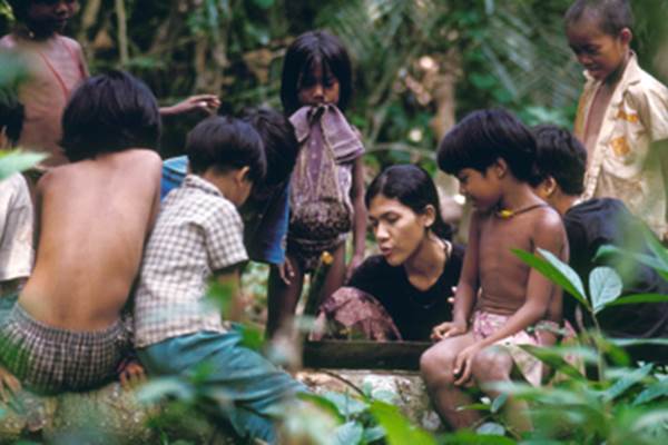 Butet Manurung saat mengajar anak-anak Suku Anak Dalam/Antaranews.com