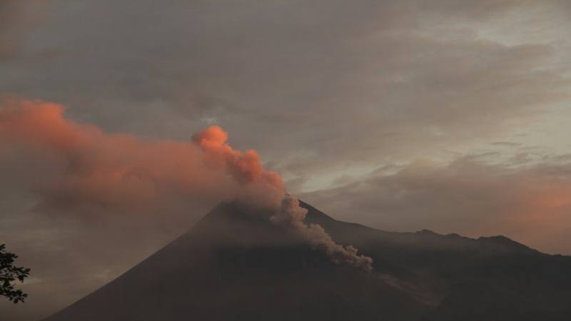  Gunung Merapi Erupsi Setinggi 2.000 Meter