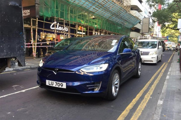 Mobil listrik Tesla Model X di jalanan kota Hong Kong, Jumat (25/1/2019). /ANTARA News-Alviansyah P.