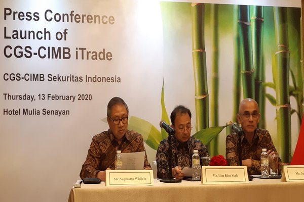 Presiden Direktur CGS-CIMB Sekuritas Indonesia Lim Kim Siah (tengah) pada saat peluncuran aplikasi online trading bernama CGS-CIMB iTrade di Jakarta, Kamis (13/2/2020)./Pandu Gumilar).