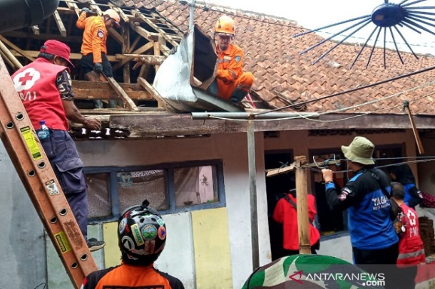  Pemkot Tasikmalaya Bangun Rumah yang Ambruk akibat Bencana Alam