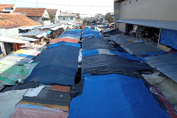  Dikeluhkan Pedagang, Lapak Berkanopi di Pasar Sumber Cirebon Dibongkar