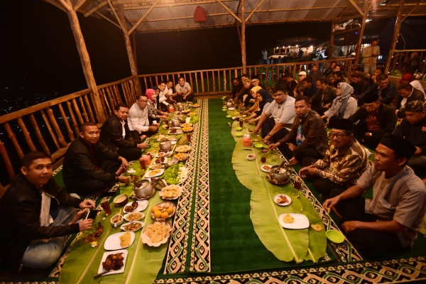  Ngaliwet Bareng Warga Sumedang, Gaya Emil Serap Aspirasi
