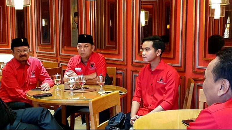Pasangan Puguh (Achmad Purnomo, Teguh Prakosa)  dan Gibran Rakabuming, sebelum fit and proper test di DPP PDIP, Senin (10/2/2020)./Antara