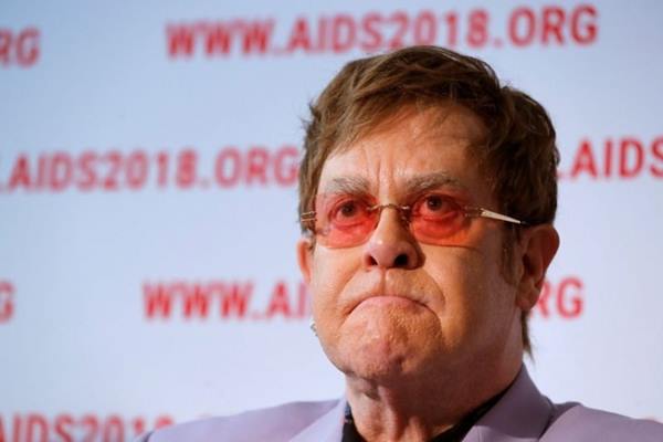  Didiagnosis Pneumonia, Elton John Tak Rampungkan Konser di Selandia Baru 