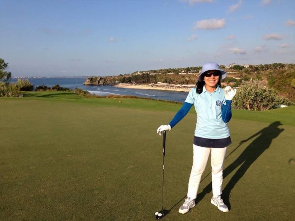 Direktur PT. Asuransi Sinar Mas, Dumasi Marisina Magdalena Samosir saat menyalurkan hobinya bermain golf