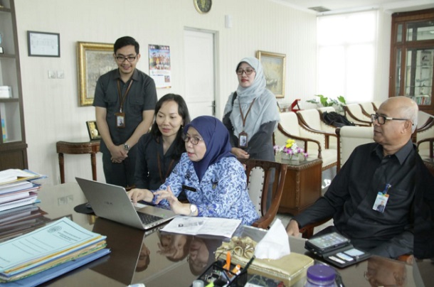Sekretaris Daerah Provinsi (Sekdaprov) Sumut R Sabrina saat mengisi langsung sensus penduduk secara mandiri atau online pada Senin (17/2/2020)./Bisnis-Azizah Nur Alfi