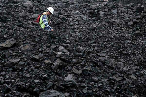 Pekerja beraktivitas di area pertambangan batu bara PT Adaro Indonesia, di Kabupaten Tabalong, Kalimantan Selatan, Selasa (17/10)./JIBI-Nurul Hidayat