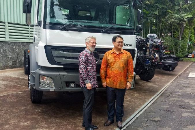 Presiden Director PT Daimler Commercial Vehicles Indonesia, Jung Woo Park (kanan) berfoto bersama dengan Presiden Director, PT Daimler Commercial Vehicle Manufacturing Indonesia, Tim Grieger (kiri), di Wanaherang, Bogor, (18/82/2020)/Antara News-Chairul Rohman.
