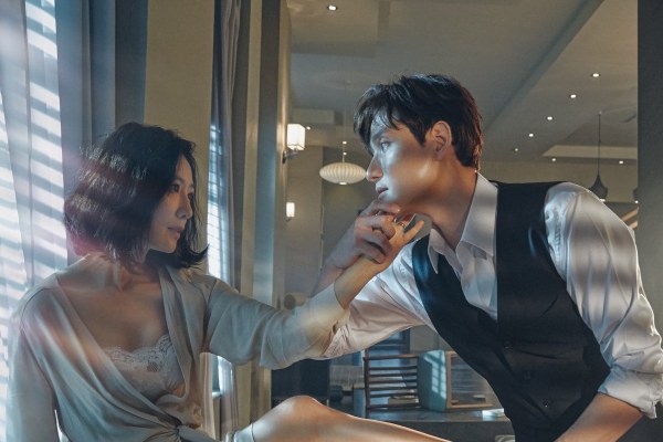  Romantisnya Kim Hee Ae dan Park Hae Jun di Poster Drama Terbarunya