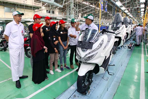 Ilustrasi - Peserta Astra Honda Motor Best Student kunjungan pabrik di Jakarta /Bisnis-Abdullah Azzam