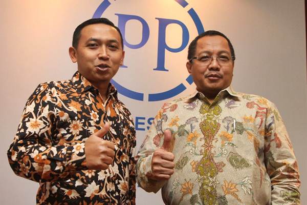 Direktur Utama PT PP Presisi Tbk Iswanto Amperawan (kanan) berpose dengan Direktur Keuangan Benny Pidakso, sebelum konferensi pers di Jakarta, Senin (5/2)./JIBI-Endang Muchtar