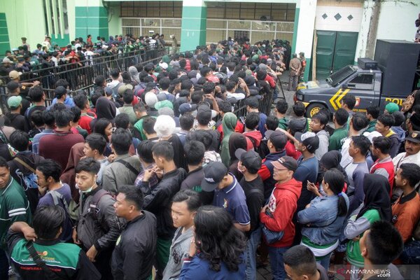  Ribuan Suporter Antre Tiket Persebaya-Persija di GOR Delta Sidoarjo