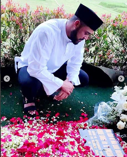  Foto Aktor Malaysia Zul Ariffin di Makam Ashraf Sinclair Curi Perhatian Warganet