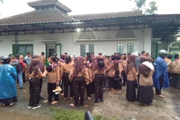  Susur Sungai, Puluhan Siswa SMPN 1 Turi Sleman Hanyut