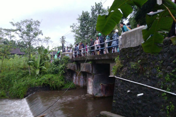 Sejumlah warga berdatangan ke Sungai Sempor di Turi, Sleman. Lokasi ini tenggelamnya siswa SMPN 1 Turi, Jumat (21/2/2020)./Hafit Yudi Suprobo