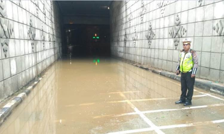 Underpass Matraman tidak bisa dilalui kendaraan imbas banjir yang mengguyur Jakarta/TMCPoldaMetro