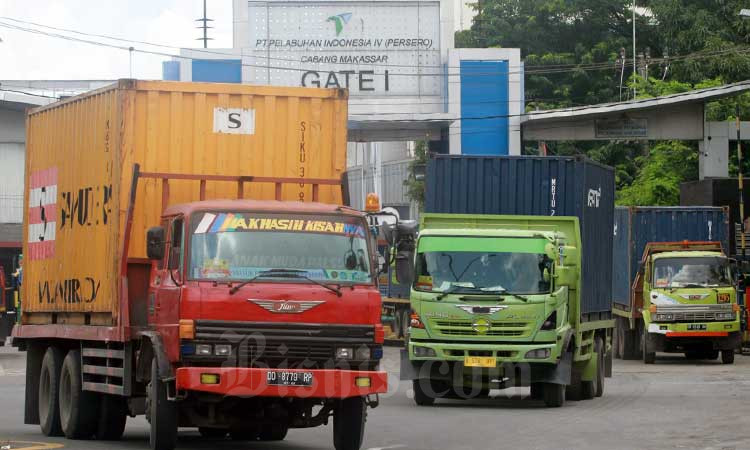 Ilustrasi-Kendaraan logistik keluar dari Pelabuhan Makassar, Sulawesi Selatan, Kamis (20/2/2020). Bisnis/Paulus Tandi Bone