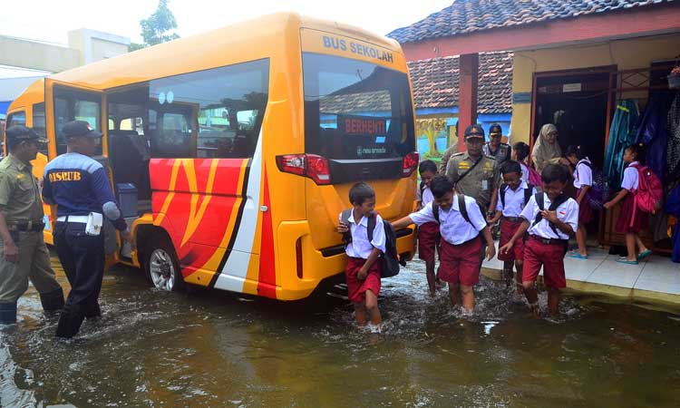  EVAKUASI SISWA AKIBAT SEKOLAH BANJIR