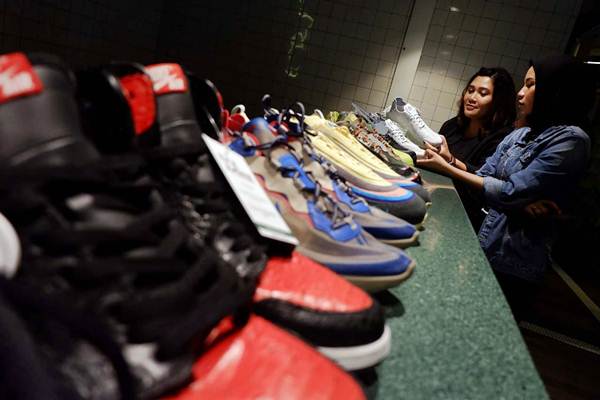 Pengunjung memperhatikan koleksi sepatu di sela-sela konferensi pers BCA Jakarta Sneaker Day 2019, di Jakarta, Jumat (18/1/2019)./Bisnis-Nurul Hidayat