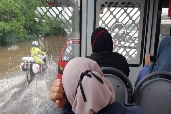  Jalan Tol Taman Mini 2 Banjir, Motor Antri Masuk