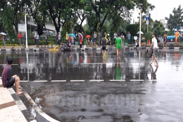  Mereka yang Bersenang-Senang Kala Banjir Mengepung Jakarta