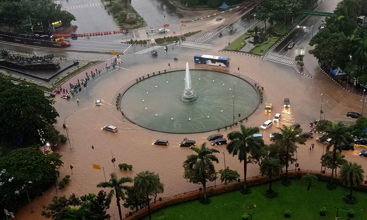 Suasana sejumlah kendaraan melintasi banjir yang menggenangi kawasan Bundaran Bank Indonesia di Jakarta Pusat, Selasa (25/2/2020) pagi. Hujan deras yang mengguyur Jakarta membuat sejumlah wilayah di Ibu Kota terendam banjir. ANTARA FOTO/Winda Wahyu Fariansih