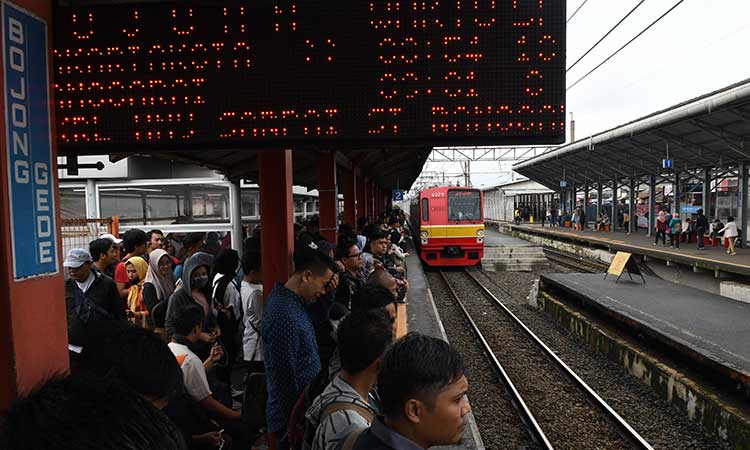  PENUMPUKAN PENUMPANG KRL AKIBAT BANJIR