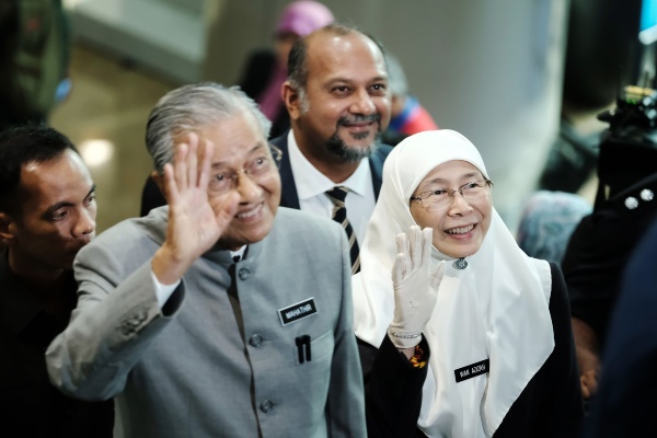 Perdana Menteri (PM) Malaysia Mahathir Mohamad (kedua kiri) dan Deputi PM Malaysia Wan Azizah Wan Ismail (kanan) melambaikan tangan di sela-sela perayaan 1 tahun pemerintahan koalisi Pakatan Harapan di Putrajaya, Malaysia, Kamis (9/5/2019)./Bloomberg-Samsul Said