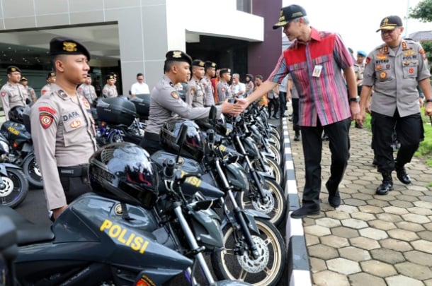  Pemprov Serahkan Bantuan 4 Truk dan 25 Kendaraan Bermotor ke Polda Jateng