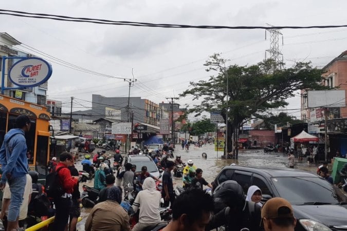  Kali Angke Meluap, Akses Tangerang - Jakarta Sulit Dilalui