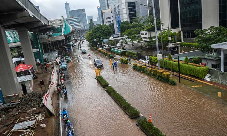 Kendaraan melintasi banjir yang menggenangi di Jalan H. R. Rasuna Said, Kuningan, Jakarta, Selasa (25/2/2020). Hujan deras sejak Senin dini hari membuat sejumlah daerah di Ibu Kota tergenang banjir. ANTARA FOTO/Galih Pradipta/foc.