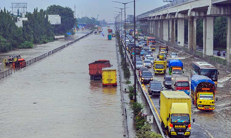  Angkutan Merugi Rp25 Miliar Akibat Banjir Jakarta 25 Februari 