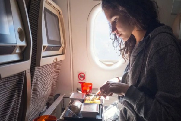  Ini Alasan Kenapa Makanan di Pesawat Terasa Hambar