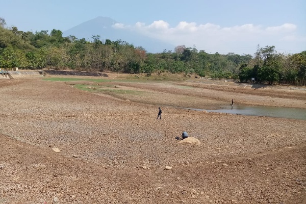  Petani di Cirebon Keluhkan Embung Sarwadadi