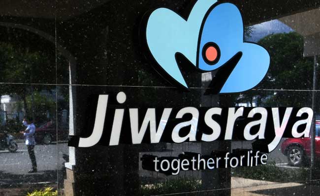 Warga melintas di dekat logo Asuransi Jiwasraya di Jakarta. Bisnis/Abdurahman